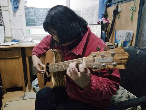 武汉“最文艺宿管阿姨”零基础学吉他弹唱两届学子接力教学ayx